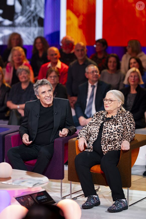 Julien Clerc et Josiane Balasko lors de l'enregistrement de l'émission "Famille je vous aime" au studio Rive gauche, à Paris, France, le 2 décembre 2025. © Gaffiot-Perusseau/Bestimage
