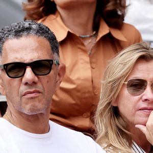 Sarah Poniatowski (Lavoine) avec son compagnon Roschdy Zem et son fils Roman dans les tribunes lors des Internationaux de France de Tennis de Roland Garros 2025. Paris, le 1er Juin 2025. © Dominique Jacovides/Bestimage