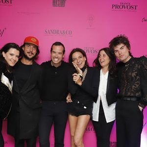 Profitant de vacances ensoleillées à Cannes, Sandra Sisley a aussi filmé une séance de yoga qu'elle a organisé avec plusieurs amis.

Exclusif - Sandra Sisley, guest - Photocall à la suite Sandra & Co lors du Festival International des Séries de Cannes, Canneseries Saison 8, à l’hôtel JW Marriott Cannes le 27 avril 2025.
© Aurelio Stella / William Sanches Tavares / Evenjoy / Bestimage