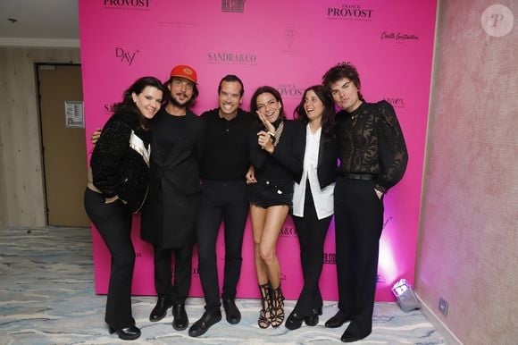 Profitant de vacances ensoleillées à Cannes, Sandra Sisley a aussi filmé une séance de yoga qu'elle a organisé avec plusieurs amis.

Exclusif - Sandra Sisley, guest - Photocall à la suite Sandra & Co lors du Festival International des Séries de Cannes, Canneseries Saison 8, à l’hôtel JW Marriott Cannes le 27 avril 2025.
© Aurelio Stella / William Sanches Tavares / Evenjoy / Bestimage