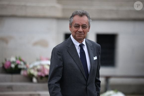 Comme son père Michel, elle fait de la télé

Michel Denisot quittant la cérémonie d'enterrement de la chanteuse française Françoise Hardy au crématorium du Père Lachaise à Paris, France, le 20 juin 2024. Photo par Raphael Lafargue/ABACAPRESS.COM