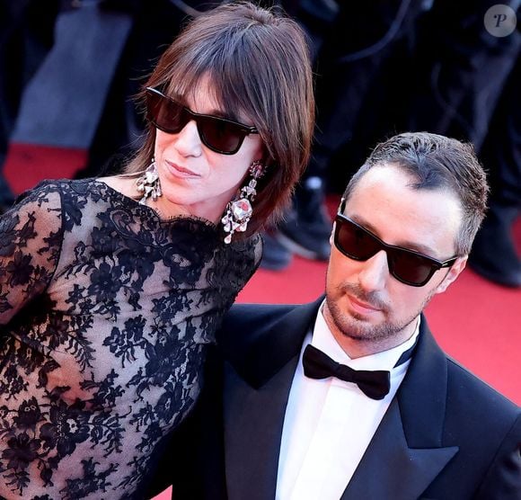 Au pied de la tour Eiffel dans un décor intimiste, Anthony Vaccarello a ainsi dévoilé sa tant attendue nouvelle collection automne-hiver 2025-2026. D'audacieuses créations aux accents 80's qui ont littéralement captivé ses prestigieux invités... 

Charlotte Gainsbourg, Anthony Vaccarello - Montée des marches du film « Emilia Perez » lors du 77ème Festival International du Film de Cannes, au Palais des Festivals à Cannes. Le 18 mai 2024 © Jacovides-Moreau / Bestimage