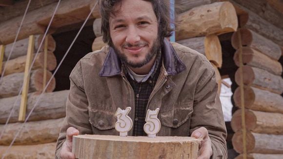 "C’est boueux, c’est froid" : Vianney a fêté ses 35 ans dans sa cabane retirée de Paris, il montre où en est le chantier