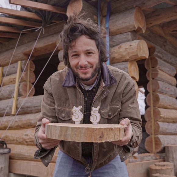 Actuellement plongé dans la construction d'une petite cabane en bois, Vianney a profité de ce cadre rustique pour célébrer son anniversaire.

Vianney depuis sa cabane sur Instagram