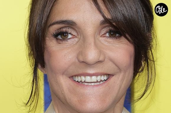 Florence Foresti a opté pour un élégant costume beige, tandis qu’Alexandre Kominek misait sur des tons naturels et sobres.

Florence Foresti lors de la première du film "Une famille de bâtards" au cinéma Pathé Palace à Paris le 7 juin 2026. © Coadic Guirec / Bestimage