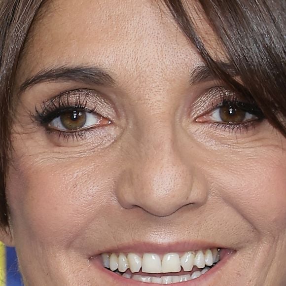 Florence Foresti a opté pour un élégant costume beige, tandis qu’Alexandre Kominek misait sur des tons naturels et sobres.

Florence Foresti lors de la première du film "Une famille de bâtards" au cinéma Pathé Palace à Paris le 7 juin 2026. © Coadic Guirec / Bestimage