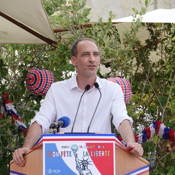Raphaël Glucksmann lors de l'inauguration d'une réplique de la Statue de la Liberté à Izon le 14 juillet 2026.
© Frédéric Hervé / Bestimage