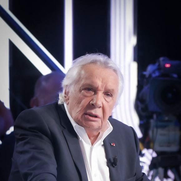 Exclusif - Michel Sardou sur le plateau de l'émission Touche pas à mon poste (TPMP) présentée en direct par C.Hanouna et diffusée sur C8 le 29 août 2022.

© Jack Tribeca / Bestimage