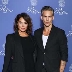 Info - Lola Dewaere annonce sa rupture avec Gianni Giardinelli - Lola Dewaere et son compagnon Gianni Giardinelli - Photocall des 125 ans du Ritz à Paris Le 14 septembre 2023. Le Ritz Paris a célébré ses 125 ans autour d’une soirée légendaire, en présence de plus de 700 invités, dont de très nombreuses personnalités issues du monde de la mode, des arts et du spectacle. Une soirée exceptionnelle, en hommage à César Ritz, fondateur visionnaire de l’hôtel, et placée sous le signe de l’Or, en écho à Louis XIV, le roi soleil, à l’origine de la célèbre place Vendôme. 

Durant plusieurs heures, dans le Grand Jardin de l’hôtel, brillant de mille feux, plus de 90 artistes se sont produits sous la direction artistique et la mise en scène et en danse de F. Fontan. Une scénographie somptueuse rappelant les grandes fêtes du Château de Versailles. La direction musicale a quant à elle été confiée au chef d’orchestre et compositeur T. Roussel. 

La soirée se déroulait en 3 actes : « le roi chante », « le roi danse », et « tout le monde danse ». Les invités ont été éblouis par les performances des artistes dont le duo Charlie Voodoo et Théophile Alexandre, accompagnés de danseuses inspirées de l’exubérante Marquise Casati, de la danseuse Etoile A.Renavand et des danseurs du Ballet de l’Opéra national de Paris -  F. Melac, R. Stojanov et T. Coste -  les Electrostreet, le  Symphonic Orchestra du Ritz Paris et ses musiciens, les Dj back to back Desiderata, P. Winter et  K.Smile… sans oublier D. Bürki, rayonnante Maîtresse de cérémonie.

Toute l’offre gastronomique de cette soirée a été confiée à J. Legras, Chef Exécutif du Ritz Paris, à F. Perret, Chef Pâtissier de l’hôtel, et à R. de Courcy, Chef Barman. Une soirée extraordinaire pour célébrer 125 ans de légende et ancrer le Ritz Paris dans l’éternité. © Rachid Bellak/ Bestimage