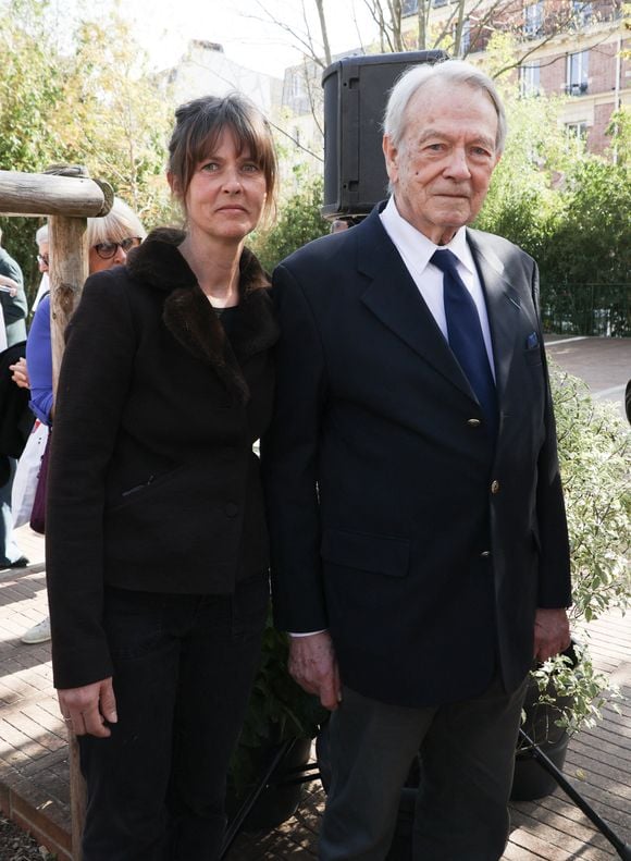 Exclusif - Aude (soeur de Charlotte Valandrey) et Jean-Pierre Pascal (Père de Charlotte Valandrey) lors de la cérémonie de dénomination d’un jardin en hommage à Charlotte Valandrey, au 17 rue Hector Malot dans le XIlème arrondissement de Paris, France, le 4 avril 2025. © Coadic Guirec/Bestimage