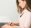 Plusieurs études montrent que l’apparence peut influencer les premières impressions, les recrutements et parfois les niveaux de rémunération. 

Crédit libre de droits : Unsplash