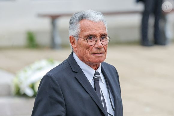 Jean-Marie Périer salue sa culture, son indépendance et sa capacité à assumer ses positions, même controversées.

Jean-Marie Périer - Sortie des obsèques de l'auteure-compositrice-interprète et actrice française Françoise Hardy au crématorium du cimetière du Père-Lachaise à Paris, France, le 20 juin 2024. © Jacovides-Moreau/Bestimage