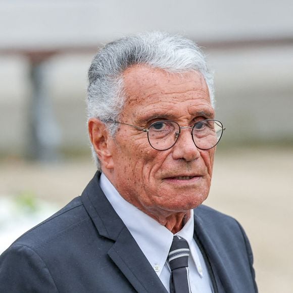 Jean-Marie Périer salue sa culture, son indépendance et sa capacité à assumer ses positions, même controversées.

Jean-Marie Périer - Sortie des obsèques de l'auteure-compositrice-interprète et actrice française Françoise Hardy au crématorium du cimetière du Père-Lachaise à Paris, France, le 20 juin 2024. © Jacovides-Moreau/Bestimage