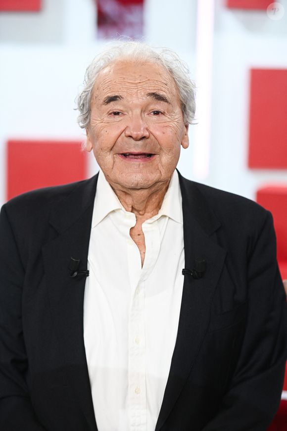 Exclusif - Pierre Perret lors de l'enregistrement de l'émission Vivement Dimanche, au studio Rive gauche, à Paris, France, le 22 octobre 2025, présentée par M.Drucker, diffusée sur France 3 le 16 novembre 2025. © Guillaume Gaffiot/Bestimage