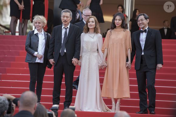 réalisateur et scénariste sud-coréen qui a travaillé avec de grandes stars comme Isabelle Huppert

Claire Denis, Hong SangSoo, Isabelle Huppert, Kim Minhee et Jeong Jinyoung - Montée des marches du film "The Meyerowitz Stories" lors du 70ème Festival International du Film de Cannes. Le 21 mai 2017. © Borde-Jacovides-Moreau/Bestimage
