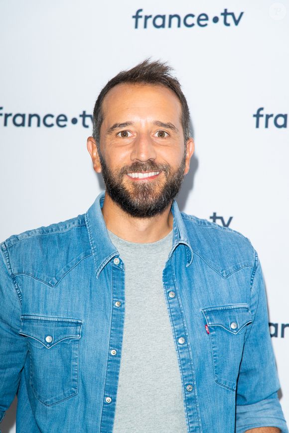 Ismael Khelifa lors du photocall dans le cadre de la conférence de presse de France Télévisions au Pavillon Gabriel à Paris, France, le 24 août 2021. Pierre Perusseau/Bestimage