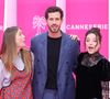 La nièce d’Isabelle Adjani et le petit-fils de Jean-Paul Belmondo ont fait sensation

Camille Razat, Victor Belmondo et Zoe Adjani sur le tapis rose lors de la 9ème édition de "CanneSeries" à Cannes le 24 Avril 2026. © Denis Guignebourg / BestImage