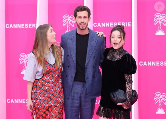 La nièce d’Isabelle Adjani et le petit-fils de Jean-Paul Belmondo ont fait sensation

Camille Razat, Victor Belmondo et Zoe Adjani sur le tapis rose lors de la 9ème édition de "CanneSeries" à Cannes le 24 Avril 2026. © Denis Guignebourg / BestImage