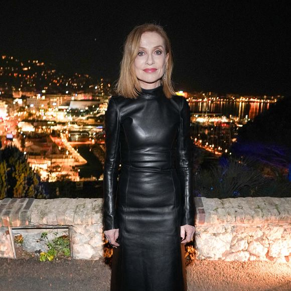 Isabelle Huppert lors de la cérémonie de remise des Kering Women in Motion Awards au 77e Festival de Cannes sur la place de la Castre à Cannes, France, le 19 mai 2024. Photo by DDP Images/ABACAPRESS.COM