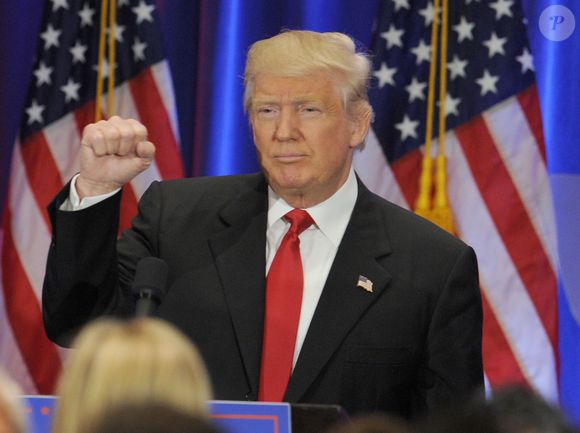 La nouvelle des fiançailles a suscité des réactions inattendues, dont celle de Donald Trump, qui a souhaité bonne chance au couple malgré ses critiques passées envers Taylor Swift.

Le candidat républicain à l'élection présidentielle Donald Trump lors d'une conférence de presse au Trump Soho Hotel à New York, le 22 juin 2016.
Bestimage