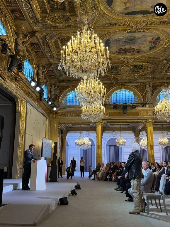 Pour ce moment important, l'interprète de Santiano était accompagné de son épouse Murielle, de 45 ans sa cadette, avec laquelle il est marié depuis 2023.
 Emmanuel Macron, Hugues Aufray - Hugues Aufray (97 ans) a été élevé au rang de commandeur de l'ordre national du Mérite par Emmanuel Macron au palais de l’Elysée à Paris le 15 septembre 2026.