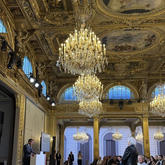 Pour ce moment important, l'interprète de Santiano était accompagné de son épouse Murielle, de 45 ans sa cadette, avec laquelle il est marié depuis 2023.
 Emmanuel Macron, Hugues Aufray - Hugues Aufray (97 ans) a été élevé au rang de commandeur de l'ordre national du Mérite par Emmanuel Macron au palais de l’Elysée à Paris le 15 septembre 2026.