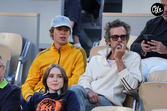 Paul Kircher, Romain Duris dans les tribunes lors des Internationaux de France 2024 à Roland Garros le 07 juin 2024 à Paris, France. Photo by Nasser Berzane/ABACAPRESS.COM