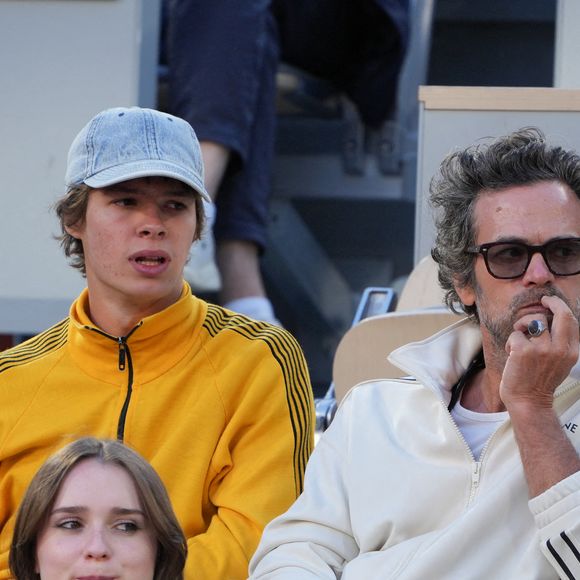 Paul Kircher, Romain Duris dans les tribunes lors des Internationaux de France 2024 à Roland Garros le 07 juin 2024 à Paris, France. Photo by Nasser Berzane/ABACAPRESS.COM