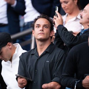 L’animateur de "Slam" sur France 3 explique qu’il n’aime pas danser et ne se sent pas à l’aise sur un parquet.
Le paranageur français Theo Curin assiste au match de Ligue 1 entre le Paris Saint Germain et le SCO d'Angers au Parc des Princes le 22 août 2025 à Paris, France.
© Federico Pestellini/PsnewZ/Bestimage