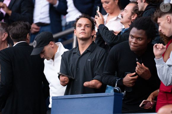 L’animateur de "Slam" sur France 3 explique qu’il n’aime pas danser et ne se sent pas à l’aise sur un parquet.

Le paranageur français Theo Curin assiste au match de Ligue 1 entre le Paris Saint Germain et le SCO d'Angers au Parc des Princes le 22 août 2025 à Paris, France.

© Federico Pestellini/PsnewZ/Bestimage