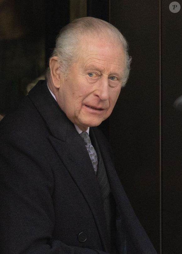 Quelques heures plus tard, Charles III est sorti de sa réserve dans un communiqué signé de sa main.

Le roi Charles III d'Angleterre et la reine Camilla visitent le centre d'apprentissage communautaire et familial de Barking, le 18 février 2026, à Londres, Angleterre, Royaume-Uni. Tayfun Salci/ZUMA Press Wire/Bestimage