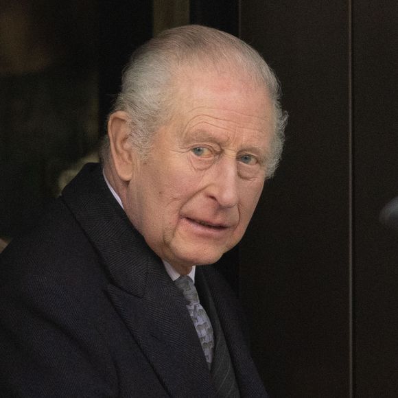 Quelques heures plus tard, Charles III est sorti de sa réserve dans un communiqué signé de sa main.

Le roi Charles III d'Angleterre et la reine Camilla visitent le centre d'apprentissage communautaire et familial de Barking, le 18 février 2026, à Londres, Angleterre, Royaume-Uni. Tayfun Salci/ZUMA Press Wire/Bestimage