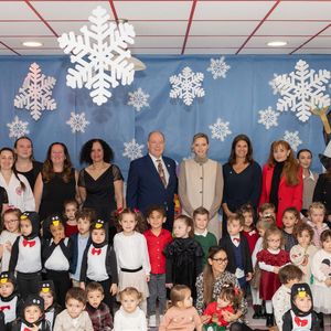 Le prince Albert II de Monaco et la princesse Charlène de Monaco assistent au spectacle de Noël à la crèche de la Croix-Rouge Rosine Sanmori et participent à la traditionnelle distribution de cadeaux de Noël à Monaco. Photo par Olivier Huitel / Pool Monaco / Bestimage