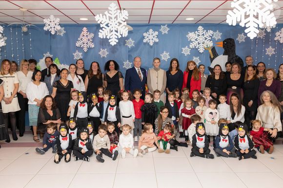 Le prince Albert II de Monaco et la princesse Charlène de Monaco assistent au spectacle de Noël à la crèche de la Croix-Rouge Rosine Sanmori et participent à la traditionnelle distribution de cadeaux de Noël à Monaco. Photo par Olivier Huitel / Pool Monaco / Bestimage