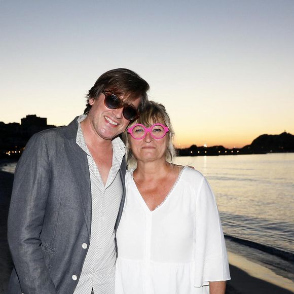 Sur Instagram, son amie Christine Bravo a partagé quelques images de ce lieu préservé.

Thomas Dutronc et Christine Bravo à la soirée du mariage de Christine Bravo et Stéphane Bachot sur la plage du restaurant Marinella à l'Ile Rousse en Corse le 11 Juin 2022.

© Dominique Jacovides / Bestimage