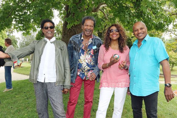 Julien Tarquin, José Sébéloué, Clémence Bringtown, Guy Bevert du groupe "La Compagnie Créole", qui fête ses 40 ans de scène - Personnalités à la pétanque StarWest 2015 au Parc Mauresque à Arcachon. Le 9 août 2015 © Jean-Marc Lhomer / Bestimage