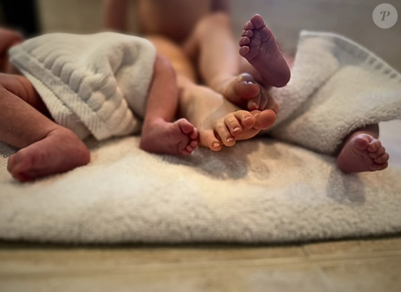 Elle a partagé une photo émouvante des pieds de ses trois enfants, dont sa fille aînée Oonagh ce dimanche 11 mai 2025. 

Capture écran Instagram Amber Heard