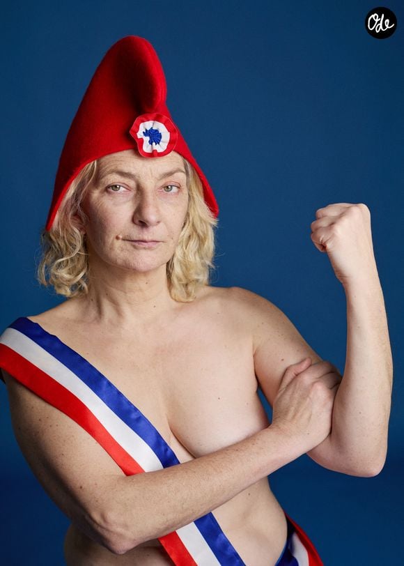 Corinne Masiero pose pour Marianne(s) exposition photographique engagée à l’Hôtel des Gabelles à Versailles, France en 2025. © Silvie Castioni/Bestimage