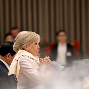 Brigitte Macron lors d'un dîner d'État au Centre international des congrès de Hanoi, au Vietnam, le 26 mai 2025. © Jeanne Accorsini / Pool / Bestimage