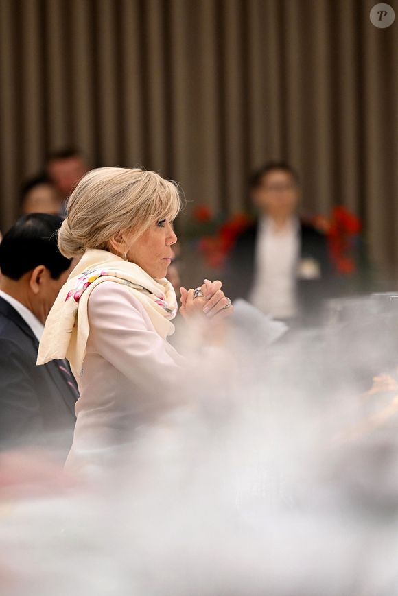 Brigitte Macron lors d'un dîner d'État au Centre international des congrès de Hanoi, au Vietnam, le 26 mai 2025. © Jeanne Accorsini / Pool / Bestimage