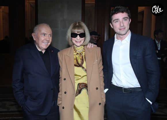 Entre expérience internationale, passage dans la tech et premiers pas au sein du groupe familial, le jeune homme construit progressivement son propre parcours. 

Anna Wintour entre François Pinault et son petit-fils François Pinault Jr.  - Vernissage de "Corps et âmes", la nouvelle Collection Pinault à la Bourse du Commerce à Paris le 4 Mars 2025. © Bertrand Rindoff / Bestimage