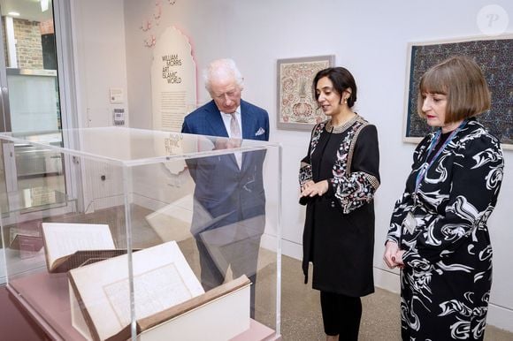 Le roi Charles III d'Angleterre et Camilla Parker Bowles, reine consort d'Angleterre, visitent l'exposition William Morris et Art From The Islamic World à Londres, le 20 décembre 2024.