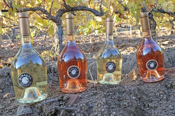 Sur ce domaine de Provence, les anciens époux ont produit du vin et c'est aujourd'hui un différent d'ordre financier qui bloque l'épilogue de l'histoire. 

Les vins du Château de Miraval produits par Brad Pitt et anciennement Angelina Jolie avec la famille Perrin depuis 2012. France, 10 décembre 2013. Photo ShootPix/Abaca