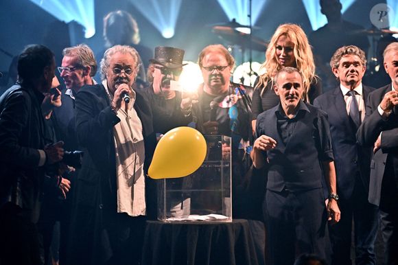 Patrick Hernandez a tiré au sort les deux numeros de la tombola entouré des artistes et de Robert Roux, adjoint au maire de Nice délégué a la culture, durant la soirée caritative au profit de l'AMPA (Association Monégasque pour la recherche sur la maladie d'Alzheimer) et des vallées sinistrées après le passage de la tempête Alex, organisé par l'artiste S.Bolongaro à l'opéra de Nice, le 16 novembre 2022.  © Bruno Bébert/Bestimage