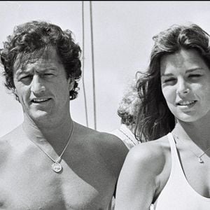 Leur mariage sera célébré en grandes pompes en 1978 devant une foule de stars...

La Princesse Caroline de Monaco et son mari Philippe Junot en France. Caroline porte une tenue élégante avec un collier bijou. Décembre 1978. Photo par AGENCE / BESTIMAGE