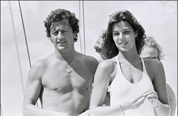 Leur mariage sera célébré en grandes pompes en 1978 devant une foule de stars...

La Princesse Caroline de Monaco et son mari Philippe Junot en France. Caroline porte une tenue élégante avec un collier bijou. Décembre 1978. Photo par AGENCE / BESTIMAGE