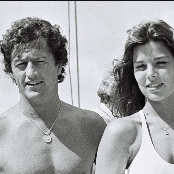 Leur mariage sera célébré en grandes pompes en 1978 devant une foule de stars...

La Princesse Caroline de Monaco et son mari Philippe Junot en France. Caroline porte une tenue élégante avec un collier bijou. Décembre 1978. Photo par AGENCE / BESTIMAGE