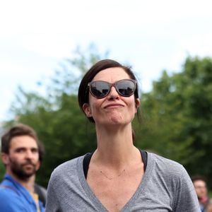 Anna Mouglalis lors d'un rassemblement de protestation contre le parti d'extrême droite français, le Rassemblement national (RN), lancé à l'initiative d'organisations de médias indépendants et co-organisé par des syndicats et des associations de la société civile, place de la République, Paris, France, le 27 juin 2024. © Stéphane Lemouton / Bestimage