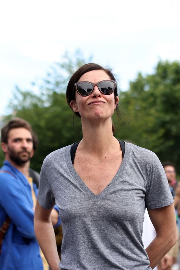 Anna Mouglalis lors d'un rassemblement de protestation contre le parti d'extrême droite français, le Rassemblement national (RN), lancé à l'initiative d'organisations de médias indépendants et co-organisé par des syndicats et des associations de la société civile, place de la République, Paris, France, le 27 juin 2024. © Stéphane Lemouton / Bestimage