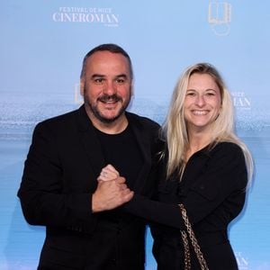 François-Xavier Demaison et sa femme Anaïs Tihay - Tapis rouge lors de la 7ème édition du festival Cinéroman à Nice le 1er Octobre 2025. © Bebert-Jacovides/Bestimage